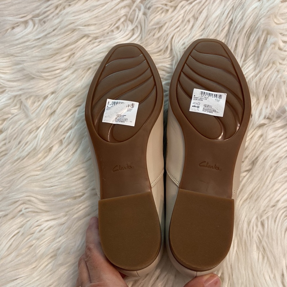 CLARKS Collection Shoes size 8 Ivory Leather so soft heel 1” so beautiful shoes - Picture 5 of 12